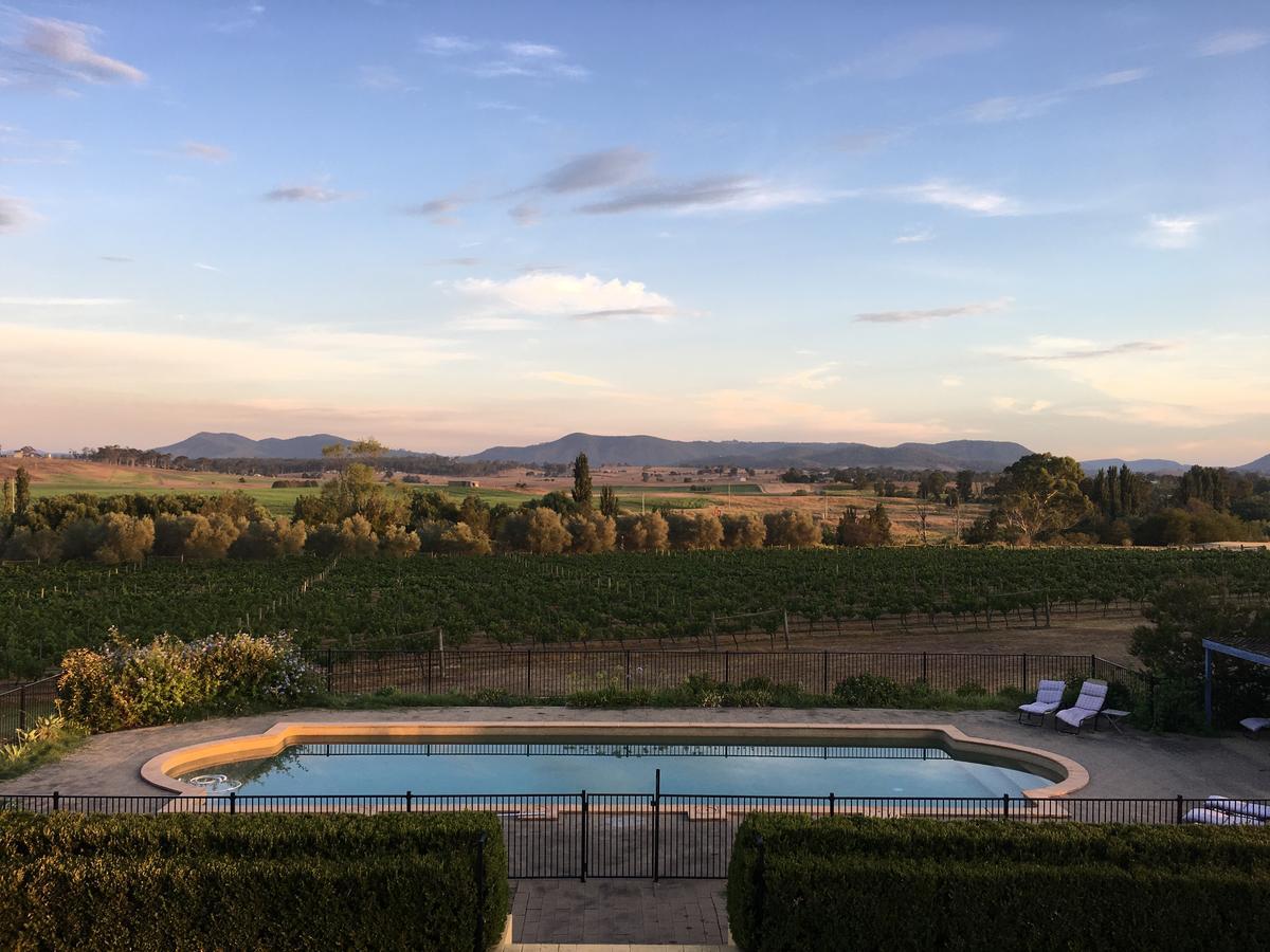 ホテル Tranquil Vale Vineyard Luskintyre エクステリア 写真
